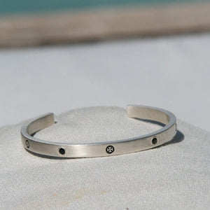NOUGHTS & CROSSES - BLACK SAPPHIRE noughts and crosses cuff Hetariki Jewellery 